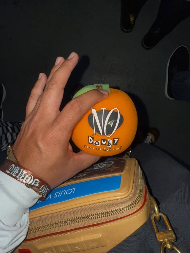 Fuck yeah! Caught the orange 🍊 that dropped from the top of the sphere like a Pokémon 😮‍💨💪🏽 good times w family @nodoubt @lainyontiveros @gwenstefani @sbradleymusic @the_success_experiments Orange for Orange County, California Good ass memories Go to Vegas & catch the 🍊 they’re going for a lot on eBay 😂💰#Vegas #NoDoubt by @chentcupeno