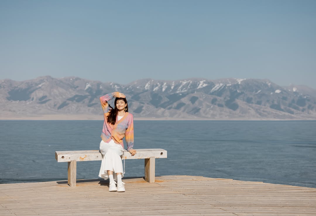 Last month in Sayram Lake. 🦋那天的風很輕，湖水很藍。🩵太陽大到睜不開眼睛。🌞 by @lau_wanhing