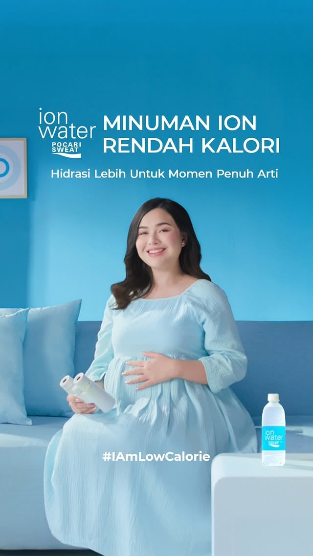 Saat ibu memberi lebih untuk si kecil, tubuhnya juga butuh perhatian lebih. Tanpa disadari, di tengah momen penuh arti, perubahan tubuh dan aktivitas bisa membuat ibu rentan dehidrasi.Lewat kisahnya, @amandamanopo mengajak para ibu untuk penuhi kebutuhan cairan dengan ION WATER - Minuman ION Rendah Kalori yang 2x lebih baik diserap tubuh. Karena air saja ga cukup! Jangan sampai dehidrasi membuat ibu kehilangan momen penuh arti. ION WATER tanpa pengawet & tanpa pemanis buatan, dapat dikonsumsi ibu hamil dan menyusui 🤰🏻🩵#IAmLowCalorie #IONWATER #IONWATERID #HidrasiLebihDenganION #AmandaManopo by @amandamanopo