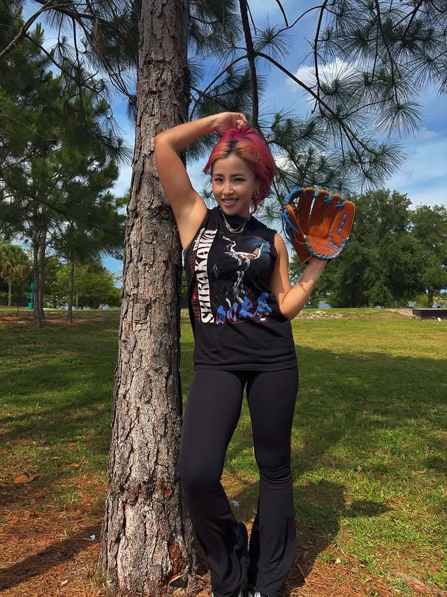 Made my play catch debut with my new T-shirt 😆#WeWantMina #prowrestling #baseball #playcatch by @mina_shirakawa