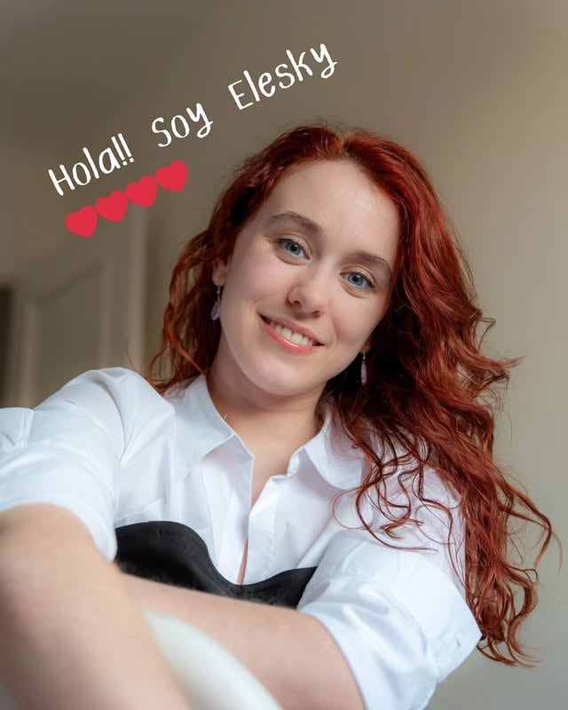 Hola gentesillaaaa!! 👨‍👩‍👧‍👧🪑Os quería dar las gracias porque no deja de llegar gente nueva por aquí, y me apetecía mostrar más cositas de mí aparte de lo que soléis ver tocando el piano 🥰❤️ Y de paso presentarme a toda la gente nueva 🥹También me parece súper guay conectar un poco más con la gentesilla de por aquí y mostrar otras cosas de mí (que si me conoces ya las sabrás todas) 🫶🦋🌿🌸✨️ by @elesky