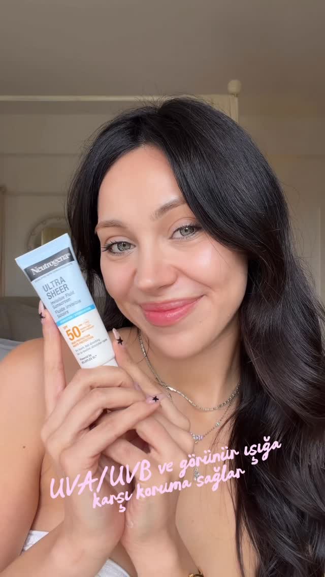 Amerikalı dermatologların en çok önerdiği 1 numaralı güneş bakım kremi Neutrogena Ultra Sheer serisi artık Türkiye’de☀️🙂‍↔️Ben de tabii ki hemen denemek istedim🏃🏻‍♀️ Benim için bir güneş kreminin makyajla iyi anlaşması çok önemli ve bu konuda gerçekten çok başarılı buldum. Silgilenme yapmadan makyajımı olduğundan daha güzel ve parlak gösterdi. Hemen emildi ve hiç beyazlık bırakmadı. Günlük kullanım için çok konforlu bir SPF olmuş, ben çok sevdim ✨#işbirliği #gorunmezguneskoruması #SunscreenYouCantSee #Neutrogenaultrasheer #güneşbakımı @neutrogenaturkiye