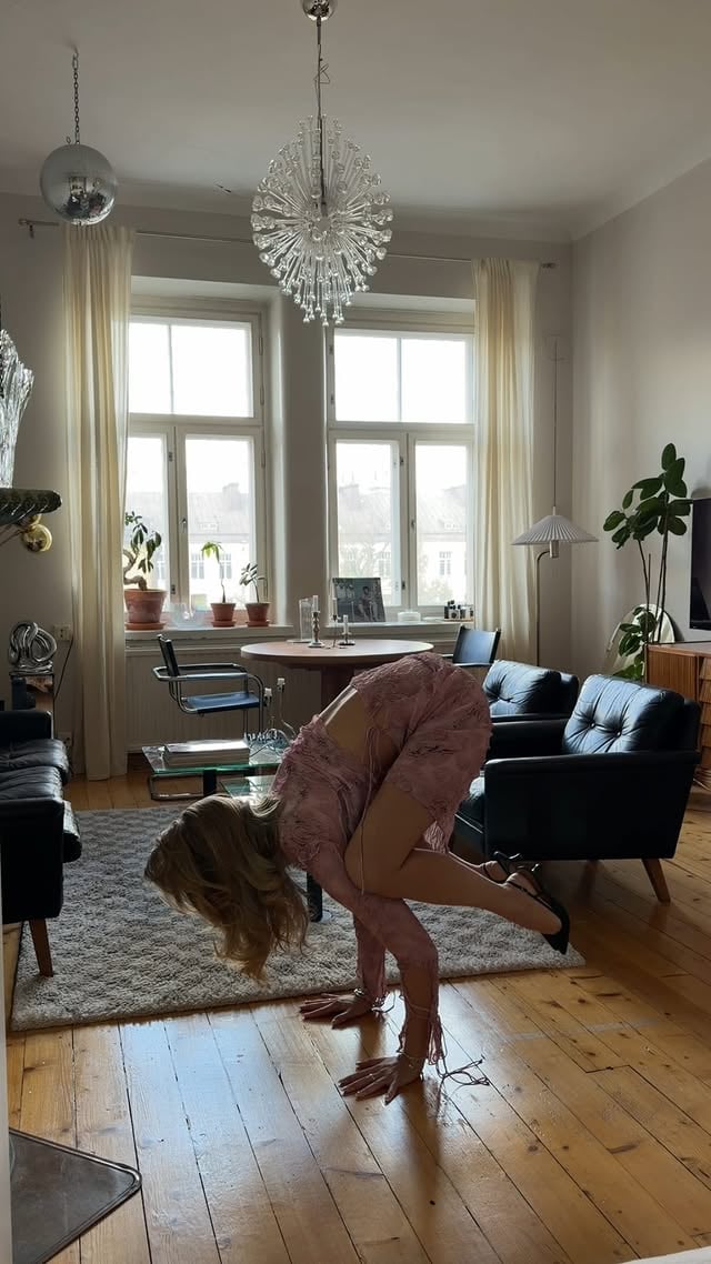 Mainos @feelhobby Mun paras flex.. mä treenaan kuin tyttö ✨ Naisena ei oo yhtä oikeaa tapaa liikkua, eikä myöskään oo lajia, joka olisi “parempi” kuin toinen. Mä rakastan joogaa ja se tuntuu just mun kehossa siltä mitä se tarvitsee. Treenataan niin kuin meistä tuntuu hyvältä ja kaikki omalla tyylillä FeelHobby on liikunnan suoratoistopalvelu mistä löytyy laidasta laitaan eri sportin ja eri tasoisille liikkujille treenejä. Mulla on ilo sanoa, että ihan pian tulee jatkumoa mun ensimmäiselle FIRE Jooga treenikokonaisuudelle… en malta oottaa! Uudessa haasteessa keskitytään CORE:en ja tehdään täsmä treenejä. 25.5. LAUNCH päivä! Let’s go! #yoga by @sabinasarkka