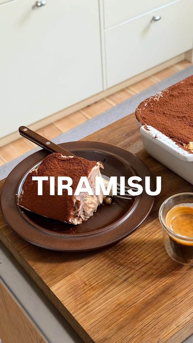 Reklam för @delonghinordics Kanske mitt mest efterfrågade recept.. Tiramisun som jag kört på alla mina tidigare krogar. Såklart använder jag min absoluta favorit kaffemaskin från De’Longhi för kaffet. Spara receptet och testa på gästerna till helgen ☕️❤️‍🔥#perfettoTiramisu:Ingredienser för 8-10 personer(Mängden Ingridienser och volym är framtaget för formen i videon på 2,4L):• 9 äggulor• 200 g socker• 1250 g mascarpone (5x250 g burk, max 36 procent fetthalt)• En dubbel espresso• 3 till 4 cl mörk rom• 3 till 4 cl amaretto• Savoiardikex, cirka 250 till 300 g• KakaoSå här gör du:1. Börja med att separera äggulor från äggvitor i en bunke. För över äggulorna till en annan bunke. Äggvitorna kan sparas till maränger eller omelett.2. Tillsätt socker till äggulorna och vispa ordentligt tills sockret lösts upp helt och smeten blivit så ljus och luftig som möjligt. Detta tar cirka 15 minuter med elvisp. Detta steg är avgörande för en riktigt krämig tiramisu.3. Vänd ner mascarponen i äggsmeten och vispa försiktigt tills krämen precis blivit homogen. Vispar du för hårt finns risk att vätska släpper och krämen blir för lös.4. Låt smeten vila täckt minst 30 minuter i kyl under. Den kan med fördel stå upp till 2 timmar.5. Brygg en dubbel espresso i en skål eller kantin så att det är enkelt att doppa kexen. Tillsätt rom och amaretto direkt i kaffet.6. Doppa kexen snabbt i kaffet, cirka en sekund per sida. Låt dem rinna av ordentligt innan du lägger dem i formen.7. När första lagret är lagt, täck med hälften av krämen. Upprepa sedan lager på lager tills formen är fylld.8. Täck formen och låt stå i kyl minst 5 till 6 timmar, helst över natten.9. Servera genom att skära upp en fyrkantig bit per person och pudra kakao direkt över tiramisun på tallriken.🎥: @axelswahn by @flippcohen