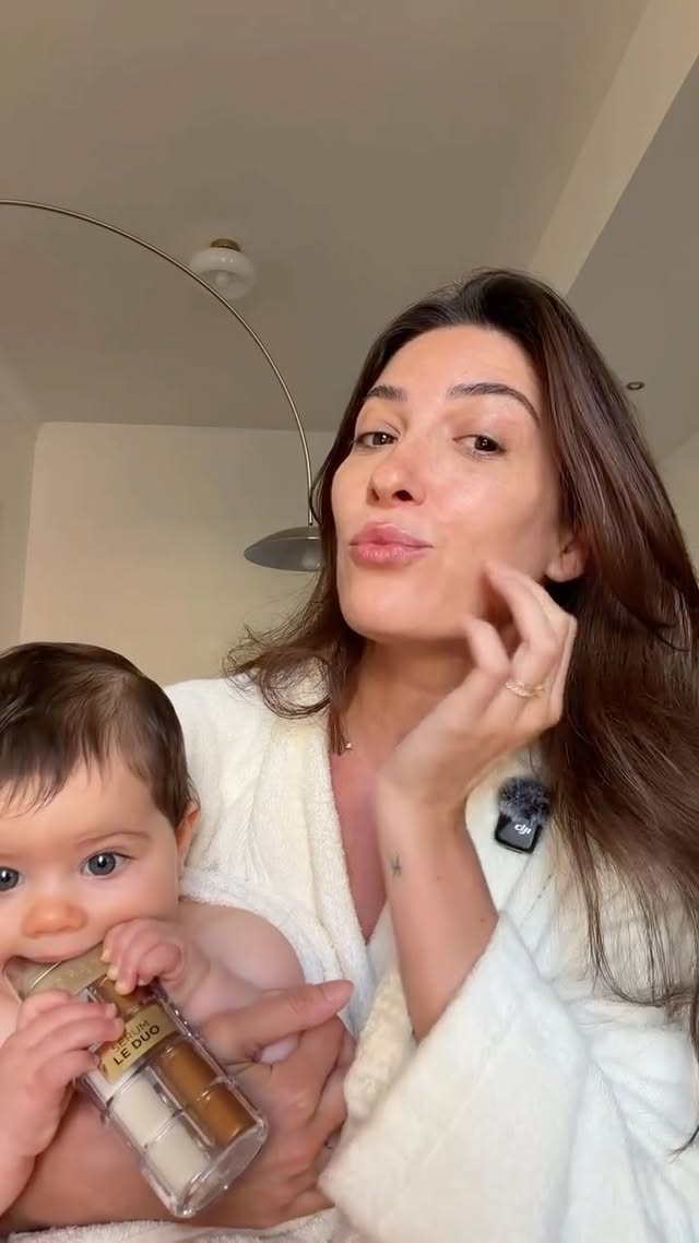 Collaboration commerciale | Depuis que je suis devenue maman, les petits moments du quotidien ont une toute autre saveur ✨Nos préparations du matin avec Iris sont devenues mon moment préféré… alors forcément, j’ai eu un vrai coup de cœur pour Le Sérum Le Duo de L’Oréal Paris 🤍Deux sérums en un seul produit, une texture légère qui pénètre vite, zéro effet qui peluche et ce glow nacré incroyable sur la peau ✨Mes duos préférés maintenant : Iris & moi… et Le Sérum Le Duo 💫@lorealparis #lorealparis #skincare #serumleduo #goldenglow by @paola.ambre
