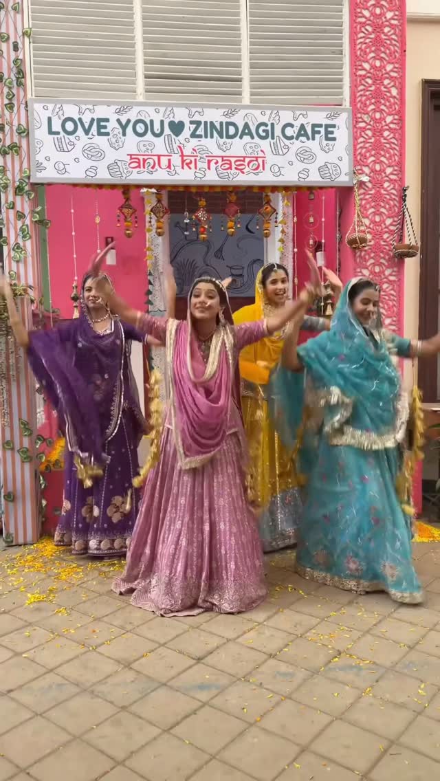 Bringing a little Rajasthan magic to the set with the beautiful girls of #Anupamaa 🌸✨#TrendingReels #RupaliGanguly #RajasthaniVibes by @rupaliganguly