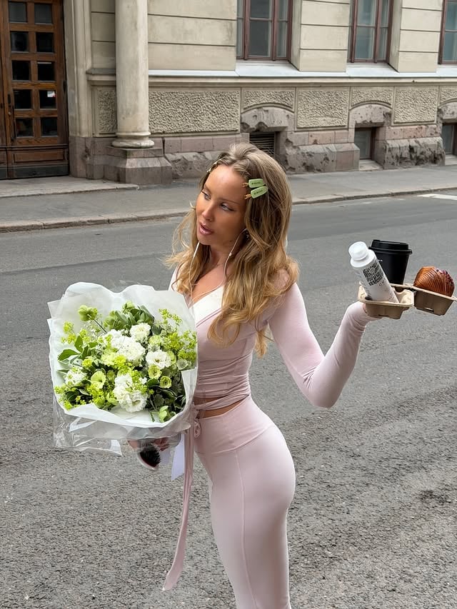 Mainos + arvonta @cutrinfinland Hiii…haluutko sä voittaa mun City Girl Coffee Run PR-paketin? Paketti kiteyttää kirjaimellisesti mun arjen... ☕️ Ei muuta kun hiukset upeiks, kahvi käteen, kuulokkeet (langalliset ;)) korville ja menoks pilatekseen ✨Paketti sisältää:💚mun suosikki CUTRIN muotoilutuotteet !! Kaikki mitä tarviit luomaan “the Sabina look”: CUTRIN-klipsut, -harjan ja nää tuotteet vinkkeineen:CUTRIN Voimakas volyymivaahto 300 mlCUTRIN Hajusteeton lämpösuojasuihke 200 mlCUTRIN Hajusteeton voimakas hiuskiinne 300 mlCUTRIN Tyvivaahto 200 mlCUTRIN Volyymisuihke 200 ml💚 coffee/matcha💚 langalliset kuulokkeet💚 lahjakortti mun lempi hot tunneille (x5)💚 kukkia <33Osallistu arvontaa kommentoimalla mikä on sun coffee run -hiuslookki? Arvonta päättyy 25.5.2026#hair #blowout #cutrinfinland by @sabinasarkka