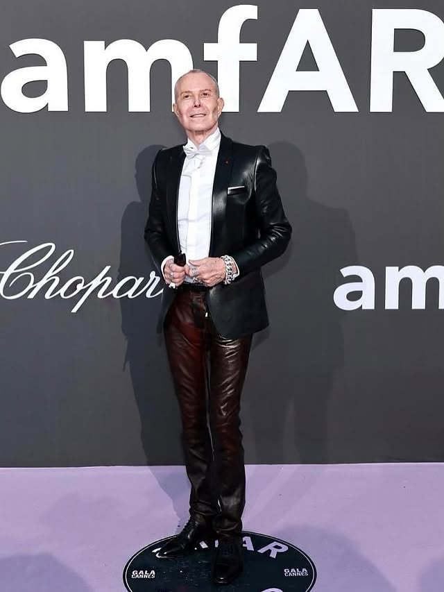 For @amfar, jean Claude Jitrois designed an exclusive custom outfit from his iconic dual tone black and red skin jean for the Idols collection auction of @carineroitfeld embodying the allure and the rock attitude of @lennykravitz #amfarcannes #jitrois #cannesfilmfestival #amfargala by @jitroisparis