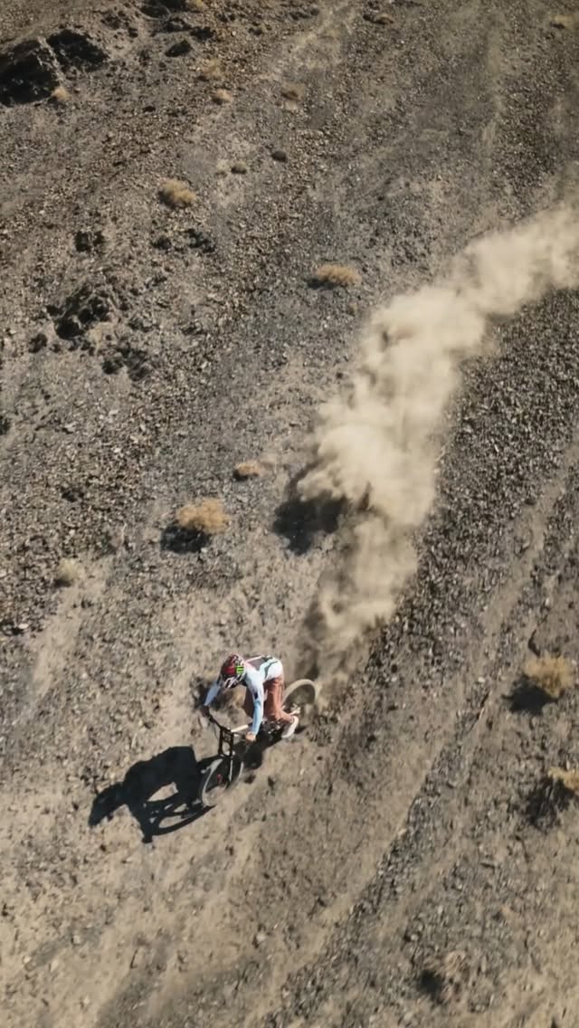 1300 Vertical Feet in 50 seconds 🚀 Fresh Michelin’s were much needed on a Heavy Day 2 of the @zinkinvitational !Give @silaslozada some get well soon wishes!@dogprty 🚁 by @camzink