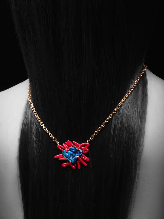 ✨SCRIBBLE #necklace again. This time set against a waterfall of #ebony hair. A natural #opal set within some red #enamel #golden scribbles ✨ by @solangeazagury