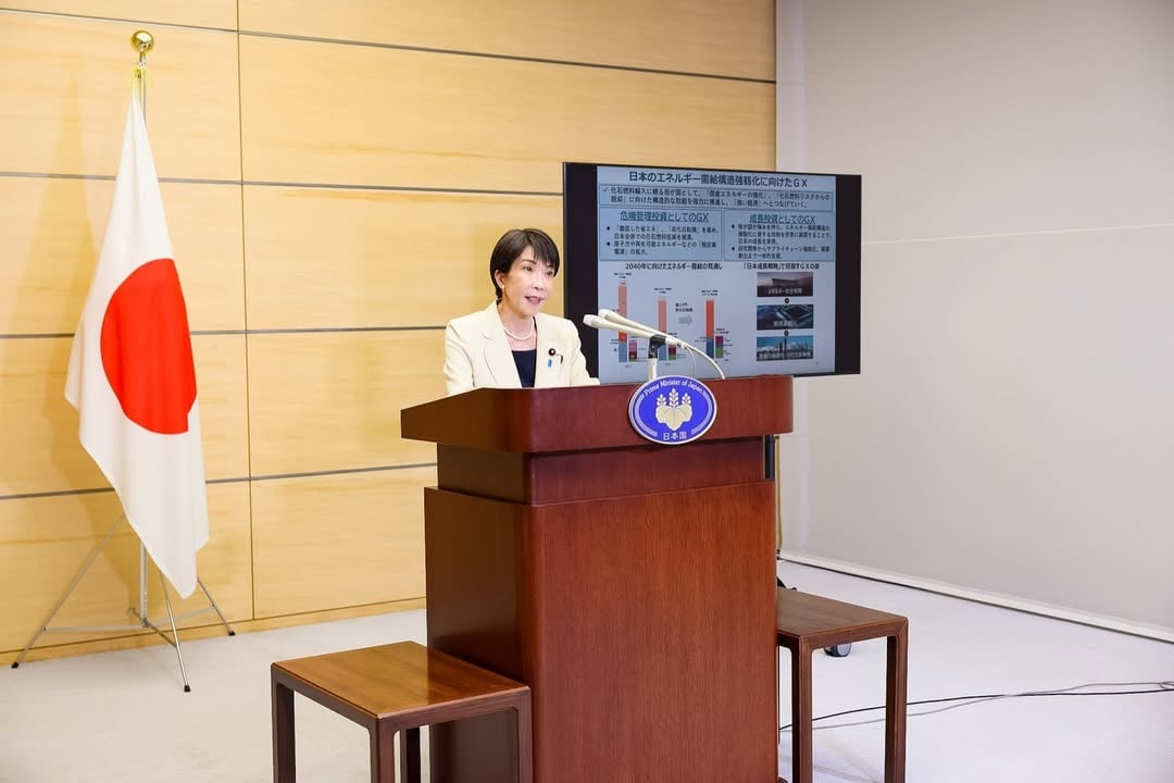 中東情勢が依然不透明である中、国民の皆様の命と暮らし、経済活動に支障が生じないよう、政府の取組を更に強化することが必要です。こうした観点から、本日、官邸で記者の皆様に、次の点につき、説明をさせて頂きました。① 7月から9月において、電気・ガス料金への支援を実施し、標準的なご家庭で「3か月で5,000円」程度の負担引き下げ効果を実現していくこと② 市中への国債発行総額を増やさずに、3兆円強の規模となる補正予算を編成し、来週にも国会に提出すること③ その中で、電気・ガス料金支援の対象とならない特別高圧電力やLPガスの利用者への支援などのための「重点支援交付金」の追加措置や「中東情勢等対応予備費」を創設すること④ 令和７年度予備費を活用したガソリン、重油、軽油、灯油などの補助により、ガソリン価格は米国を含めたG7で最も安い水準の全国平均170円に抑制されており、ガソリン暫定税率廃止の効果も含めて、4月の消費者物価を1.1ポイント程度押し下げ、一世帯あたり2,600円程度負担を軽減したこと⑤ 原油については、6月のホルムズ海峡を経由しない代替調達は「8割程度」まで引きあがり、「年度を越えて」来春まで日本全体として必要な量が確保されること⑥ ナフサ及び石油製品については、備蓄原油を用いた国内でのナフサ精製及び中東以外からのナフサの輸入が、中東情勢緊迫化の前の水準に比べると5月には「3倍」となっており、「中間在庫」が1.8か月分相当、すなわち、年間需要の15％相当の量が存在するため、塗料、包装材等の川下製品の供給は「年を越えて」可能であること⑦ 「中間在庫」については、プラスチックの原料となるペレット状のポリエチレン、タイヤなどの原料となる気体のブタジエン、シンナーの原料となる液体のトルエンなど、ナフサから川下の製造事業者までの間に多層的に存在しているあらゆる形状の原料を勘案して算出していること⑧ 国内での原油からのナフサ精製の安定的な継続、不足しがちな川中製品への原料の振り向け調整、サプライチェーン内の各層における在庫の活用について、経産省と産業界が連携して対応していること⑨ 日本のエネルギ需給構造を徹底的に強靭化するためGXを強力に推進するとともに、省エネ投資支援を加速すること中東情勢を注視し、あらゆる可能性を排除せずに、臨機応変に対応を進めてまいります。 by @takaichi_sanae