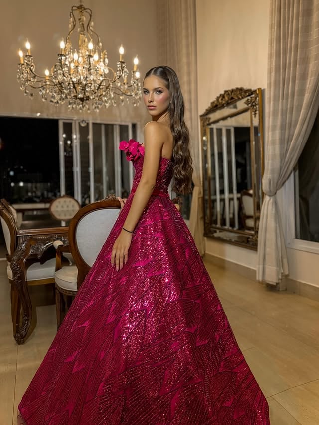 #PinkRadiance 🌸Delicado, marcante e cheio de personalidade! O vestido pink ganha ainda mais destaque com os bordados feitos à mão e as flores 3D aplicadas cuidadosamente em toda a peça, criando um efeito sofisticado e romântico ao mesmo tempo. O brilho intenso valoriza cada detalhe e transforma o look em uma verdadeira joia para celebrar os 15 anos. 💖Uma criação pensada para debutantes que desejam viver esse momento de forma inesquecível, com elegância, presença e muito encanto! ✨Maquiagem @lorakmakeup Cabelo @karina_ramirezpenteados Modelo @juliap.amaral Fotógrafo | Videomaker @renatoleite_Acessórios @patiolie.acessorios#PatiOlie #Debutante #VestidoPink #AltaCostura FeitoAMão by @patiolie