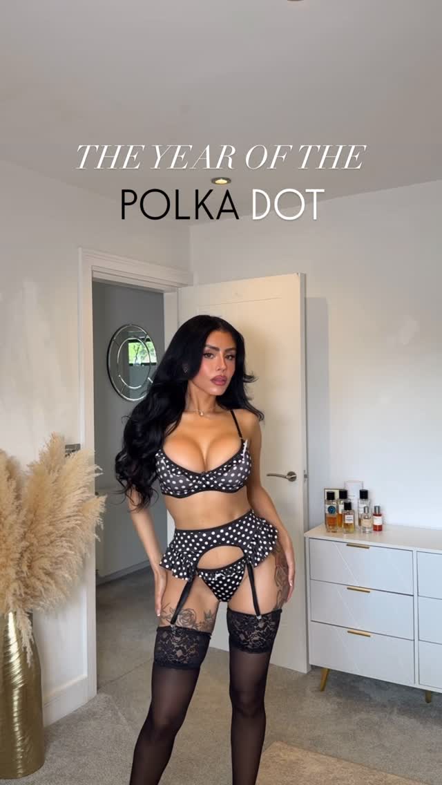 Spot on 🖤🤍DM me for outfit details ✨ by @chloesaxon