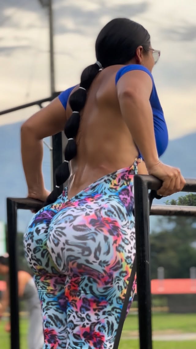 BÁSICOS ⛩️✨ fondos, Burpees 💪🏼🔥 #calistenia #workout #streetworkout by @deysi.moreno6