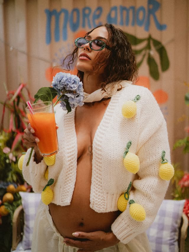 ✨ Être enceinte ne m’empêchera jamais d’être une femme créative et d’oser de nouvelles choses.Même si apprendre à voir son corps changer n’est pas toujours évident, j’avais envie de continuer à me sentir moi, à travers des projets et une DA qui me ressemblent. 🤍Quand @studio_flowa 🌸 m’a parlé du projet GODDESS Mothers avec @camillebrignol.photo, j’ai tout de suite aimé l’idée derrière ce shooting … mettre les futures mamans et les mamans en lumière, avec de la couleur, de la fraîcheur, de la douceur… et surtout célébrer la femme dans toute son entièreté. ✨Et sincèrement, je suis tellement heureuse du résultat.En seulement 20 minutes, elles ont réussi à capturer exactement ce que je voulais ressentir 💞 de la liberté, de la lumière et une version de moi que j’apprends encore à découvrir. 🌞J’ai vraiment envie d’avoir vos avis…Qu’est-ce que ce shooting vous inspire ? 🤍 📍 @kafeceramik_guadeloupe by @mathilda_crampon