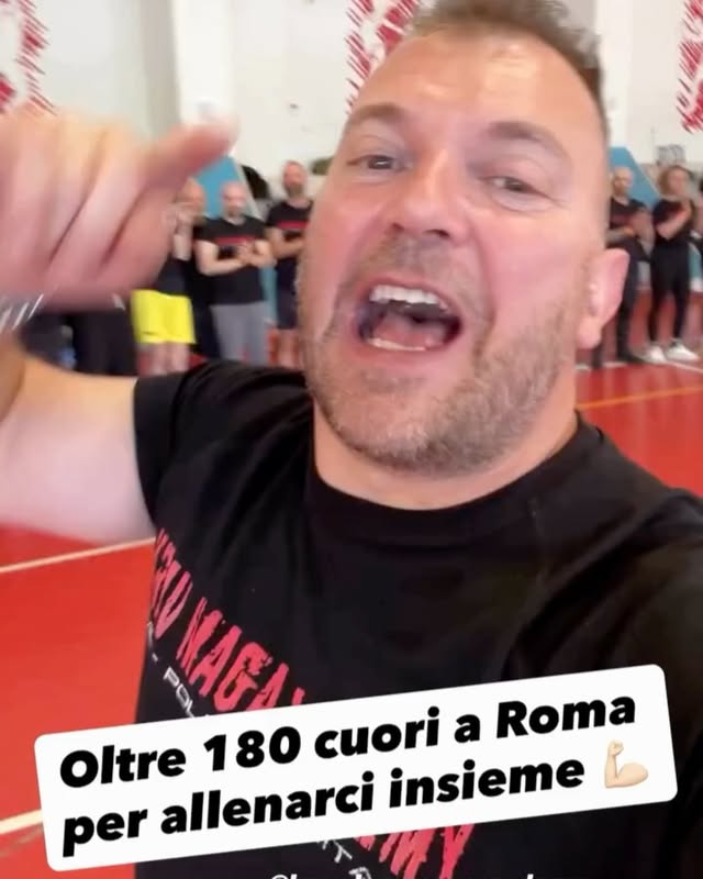 180 volte grazie, ROMA ❤️‍🔥Domenica 180 persone si sono riunite per allenarsi, imparare, confrontarsi e vivere una giornata in pieno stile KMA [scorri all’ultima foto 📸]È stato bellissimo rivedere chi c’è sempre stato e conoscere chi si è unito a noi per la prima volta.👉 Questa è la forza di KMA: persone diverse, un’unica direzione.Grazie a tutti voi.Mi avete lasciato tanto e spero di aver fatto lo stessoProssima tappa: BOLOGNA, 6 giugno 🚀 #manuelspadaccini #kma #seminarioroma by @kma_kravmagaacademy