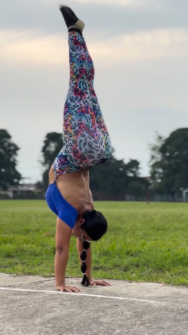 Handstand 😍🐉🐲 #calistenia #workout #streetworkout by @deysi.moreno6