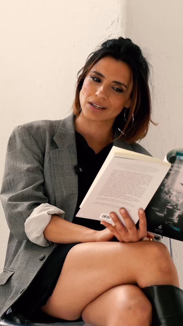 “Até a atriz que disse ao mundo que os diamantes são os melhores amigos das mulheres desejou um dia não ser mais do que estuque.” @teresa_tavares lê “No Meu Fim Está o Meu Começo” (@quetzal_editores , 2026) ❤️ by @teresa_tavares