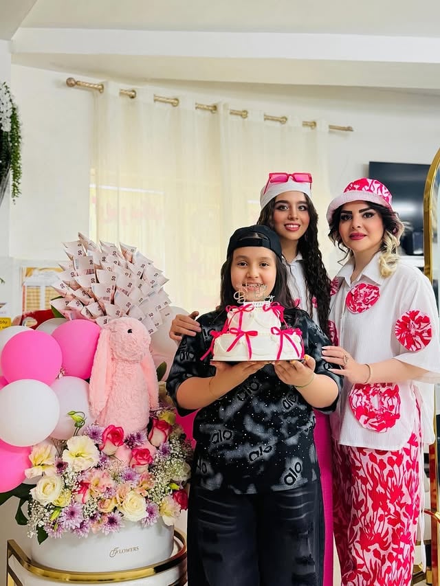 کدوم اسلاید قشنگتر بود؟🩷🎀✨بمونه به یادگار از تولد غزل کوچولومون🎂@parmis_org4 @parmis_model @parmis.publicist .....#تولد #پارمیس #پاپیون #صورتی #گل