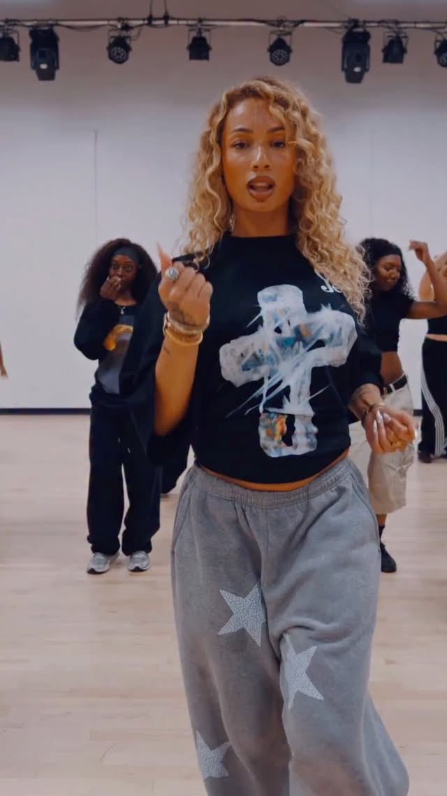 Feels good to be dancing to good music 😜😜 we’re going strong !!! I see yall going crazy and I’m loving all the dance videos 🥹🤞🏽 let’s keep it going my loves! #danileighstep by @iamdanileigh