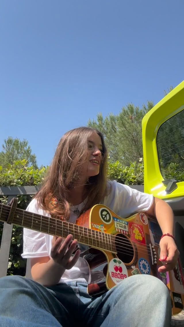 Sempre più innamorata di voi, vi penso e non vedo l’ora di incontrarvi. Suggerimenti per le città? Venerdì esce l’EP 💥 by @elenad.elia