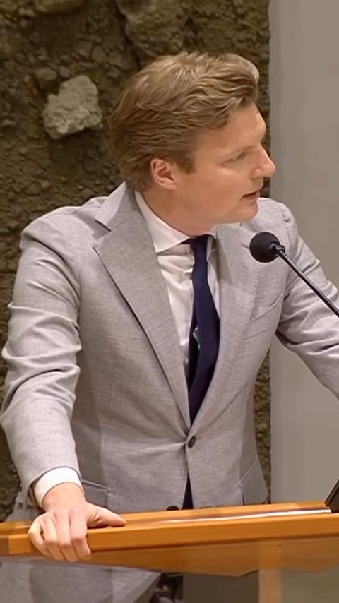 Relschoppers die hulpverleners hinderen of aanvallen, moeten hard worden aangepakt. Het recht om te demonstreren is nooit een excuus voor geweld.Los van extreem-rechtse beroepsrelschoppers zijn er normale mensen die zich zorgen maken over de opvang van grote aantallen asielzoekers. Die zorgen moeten serieus worden genomen.Dat betekent: de asielinstroom fors omlaag, streng asielbeleid en opvang eerlijk regelen. Laten we dit met elkaar oplossen in plaats van tegenover elkaar staan schreeuwen. by @vvd