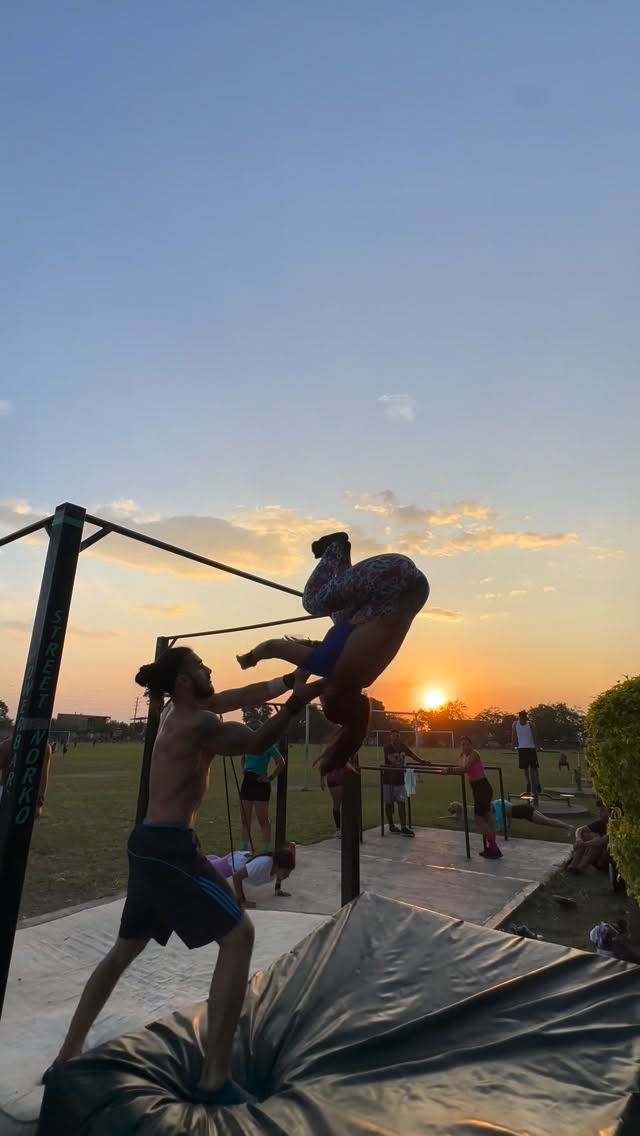 Practicando algo de Freestyle ⛩️🌪️ #calistenia #workout #streetworkout by @deysi.moreno6