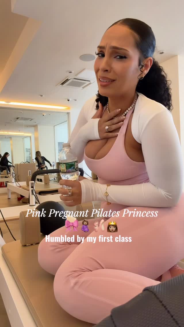 Why did I choose to do Pilates for the first time PREGNANT 😬🩰🎀 #PilatesPrincess #BeginnerPilates #PregnancyLife by @bellamollette