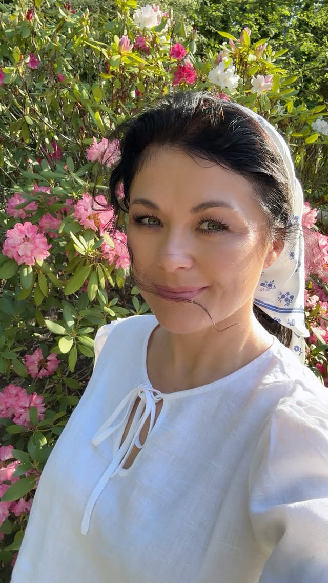 Mamo, dziękuję za ciepło, odwagę, kreatywność i ten śmiech, który słyszę w głowie kiedy jest trudno.❤️Kochane Dzieci, dzięki Wam mam wszystko. 😘Szczęśliwego Dnia Mamy dla każdej Mamy, która to ogląda 🌸
