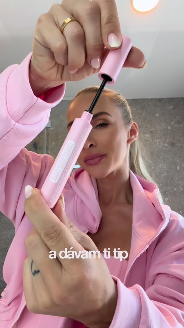 V reelsku som vám práve prezradila moje tajomstvo, ako si robím vysoký uhladený cop.A áno… je to práve Baby Hair Tamer @hairburst_sk Používam ho na môj cop, ale aj na detské vlásky Talinke.Teraz majú v @hairburst_sk ￼ najväčšie zľavy až do výšky 30 % A s mojím kódom LUCKA15 máš ešte EXTRA 15 % zľavu A pri nákupe nad 50 € dostaneš mini cestovné produkty úplne ZADARMO!😍Za mňa sa to teraz určite oplatí, hlavne ak chceš krásne uhladené vlasy, baby hair pod kontrolou a produkty, ktoré fakt fungujú! #hair by @luciamokranova