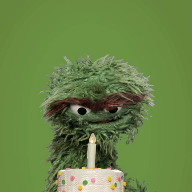 Sabemos que Oscar es un poco gruñón, pero, incluso alguien como él, disfruta celebrar su cumpleaños. ¡Así que todos deseémosle un feliz cumpleaños a Oscar! 💚🥳 ¿ustedes qué le regalarían? by @sesamo