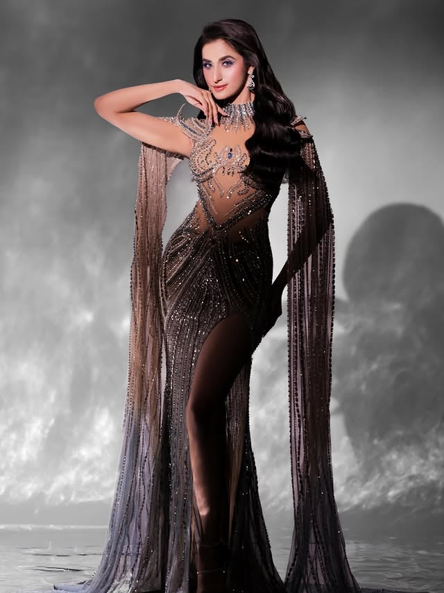 A moving portrait 🐋✨Creative Director: @krish.gangwar Photographer: @vjsuraj.jpegg Styling: @iam_vaibhavraj Gown : @ashishkumarcoutureLighting: @iammohitsenani Makeup and Hair: @jagritiglammakeup #shoot #model #explore #trendingpost #foryou by @mehakkdhingrraofficial