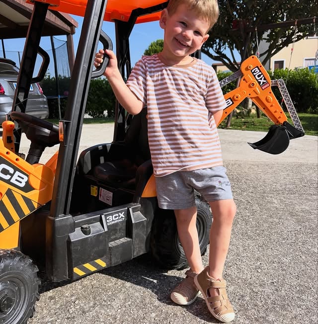 Nuove scarpe @biomecanics per tutte le occasioni!!Le lunghe camminate dei bambini , alla scoperta di tanti posti bellissimi diventano un piacere Con design ergonomico, suole leggere e supporto donano libertà di movimento e stabilità in ogni passo! •••••#biomecanics #shoes #comfystyle#backtoschool bab by @theincrediblefamily
