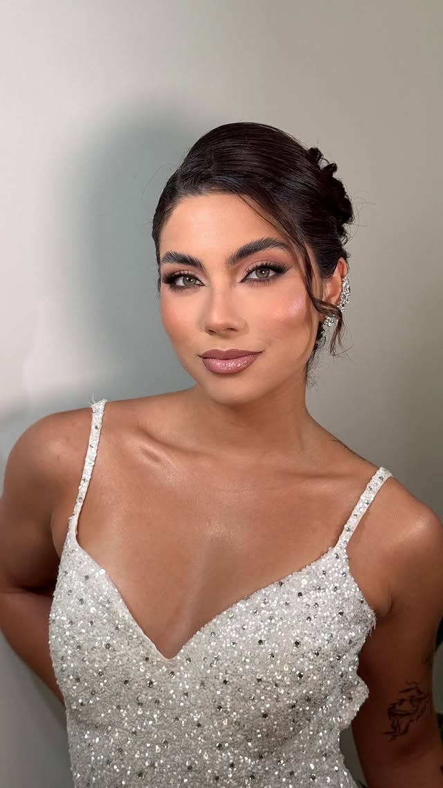 POV: você queria uma inspiração de formatura… e agora quer viver essa produção inteira ✨Vestido brilhando na medida certa, penteado sofisticado e uma maquiagem que entrega beleza, presença e poder.Porque formanda que sonhou grande merece uma produção à altura do momento 🤍@lorakmakeup @robertamarquezpenteados @patiolie @patiolie.acessorios@a_lorenalourenco @dudacarpanedamodelo #formandas2026 #formandasuberaba #maquiagemuberaba #vestidosdeluxo #makeformanda by @patiolie