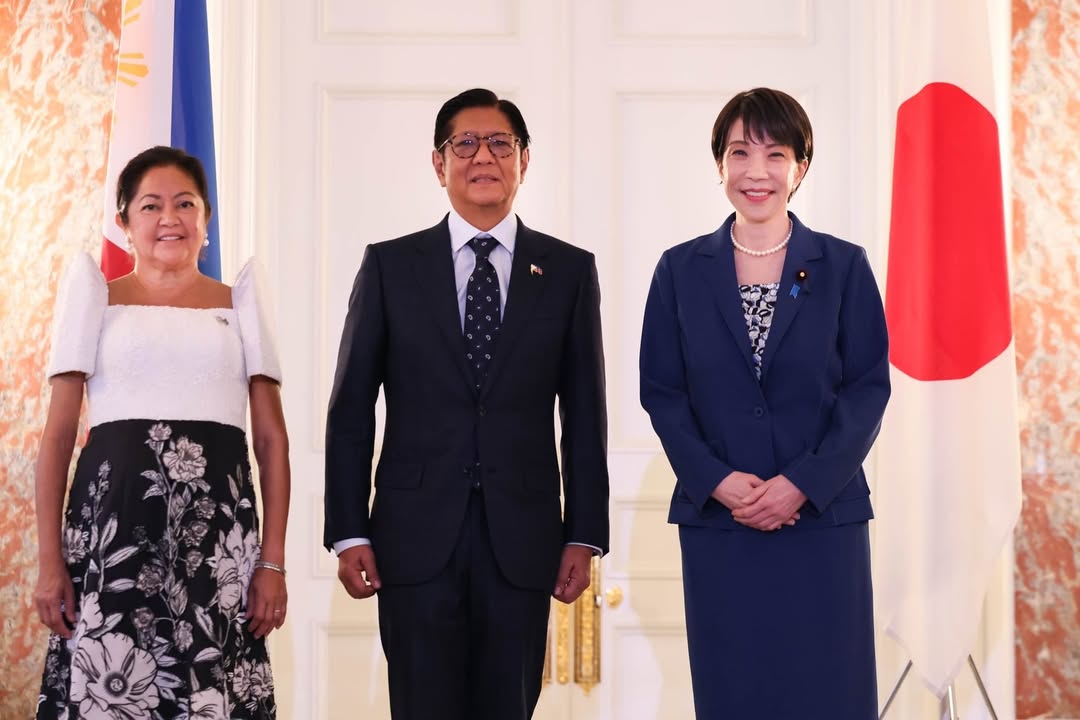 本日、国賓として訪日中のマルコス・フィリピン大統領と、赤坂迎賓館にて首脳会談を行いました。会談では、近年の二国間協力の飛躍的な進展を踏まえ、両国関係を「包括的・戦略的パートナーシップ」に格上げすることで一致しました。日本がフィリピンにとって初の「包括的・戦略的パートナー」となることを光栄に思います。国際環境の変動に左右されることなく、今後も持続的かつ重層的に、同志国との関係を強化していきます。会談では、｢秘密軍事情報保護協定の正式交渉」開始で一致したほか、経済連携協定のアップグレードに向けて両国で検討を進めていくこと、さらに「パワー・アジア」の下で協力していくことを確認しました。このほか、海洋、経済安全保障、AI・デジタル、開発協力といった幅広い分野について議論を行い、多くの成果がありました。また、地域・国際情勢についても率直な意見交換を行い、両国で連携して地域の平和と安定に資する取組を更に進めていくことを確認しました。夕食会では、マルコス大統領がお好きな曲の演奏をアレンジし、和やかな雰囲気の中で会話に花が咲きました。マルコス大統領は日本の卵サンドがお好きと伺いましたので、首脳接遇時のメニューとしては異例ですが、本日の夕食会で前菜として提供し、お楽しみいただきました。マルコス大統領は、昨秋に私が総理大臣に就任した後、初めて対面で会談をした首脳です。３月にも電話会談をしました。今回、多くの時間を共に過ごし、信頼関係を深めることができたと考えています。フィリピンは日本と海を挟んだ隣国であり、進化した「自由で開かれたインド太平洋（FOIP）」の実現に極めて重要なパートナーです。両国は今年、国交正常化70周年を迎えており、｢未来を共に織りなす：平和、繁栄、可能性」をテーマに様々な行事が行われています。今回のマルコス大統領の国賓訪日を契機として、両国の協力関係を一層緊密にしていきます。 by @takaichi_sanae