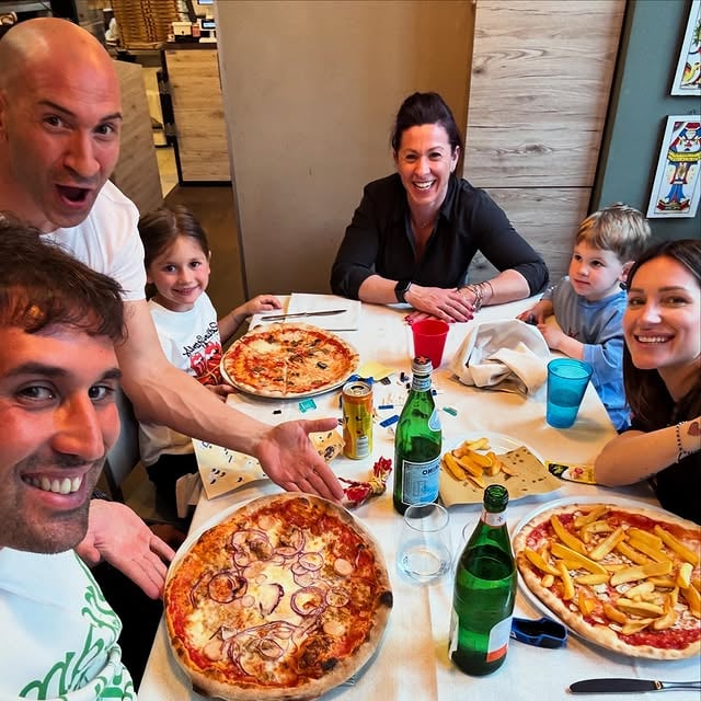 “La famiglia non è una questione di sangue, e chi tu ami e chi ama te”Ogni volta che andiamo al ristorante/pizzeria @da_mimmo_rovigo ci si sente a casaPersonale super qualificato e pizze fantastiche!!Li trovate in via cavallotti,32 Rovigo•••••#pizza #family #foodporn #childhood by @theincrediblefamily