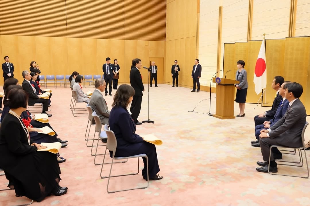 令和８年度「消費者支援功労者表彰式」を開催しました。消費者一人一人に寄り添い、消費者問題の解決や消費者安全の確保に取り組んでおられる方。消費者教育や消費者法制の深化・発展に尽力いただいている方。持続可能な社会の実現に向けた研究や普及啓発活動に取り組んでおられる方。消費者行政の根幹とも言うべきこうした活動を長年にわたり幅広く行っていただいている受賞者の皆様のこれまでの御尽力と御功績に、心より敬意を表します。高市政権では、安心・安全で豊かな消費生活、持続可能な社会の実現に向けて、一層の取組を進めてまいります。 by @takaichi_sanae