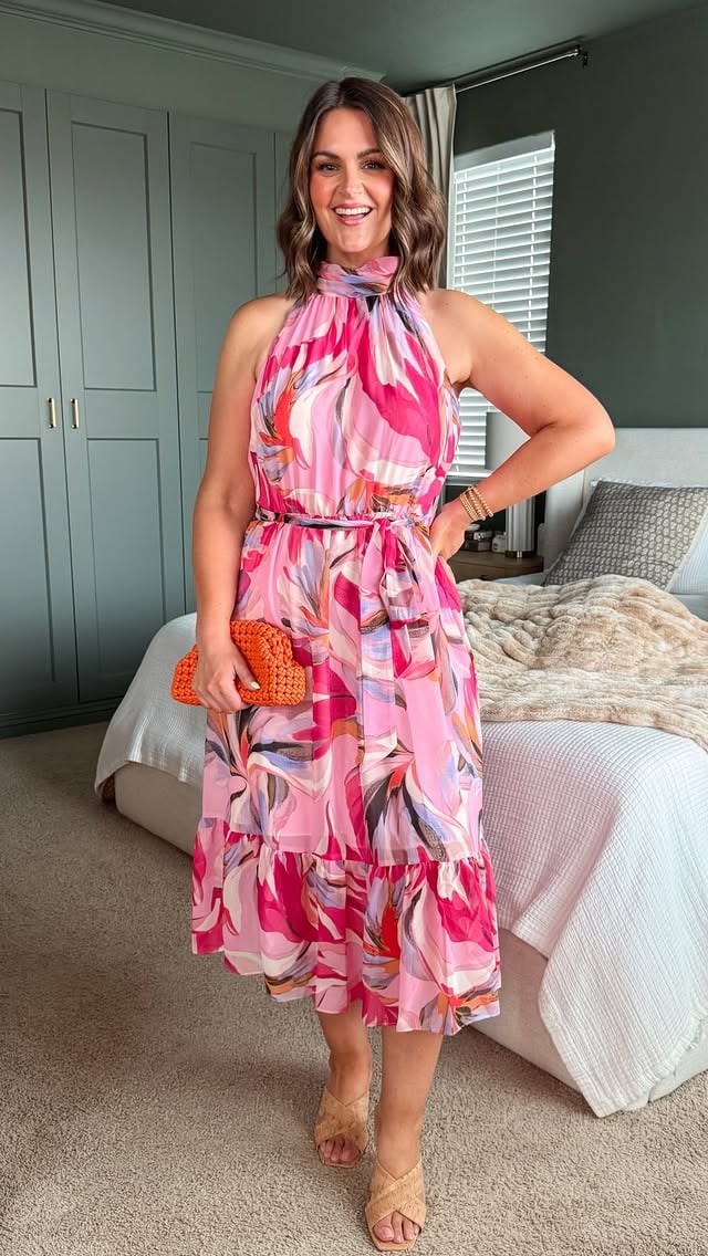 say TWIRL for Iinks & sizing 💃🏼 Loving the flow of this dress, and how affordable she is 👏🏻👏🏻Size 12, midsize, wedding guest dress, date night outfit #midsizefashion #styleover30 #weddingguestdress https://liketk.it/6evNO by @itscourtneyhamilton