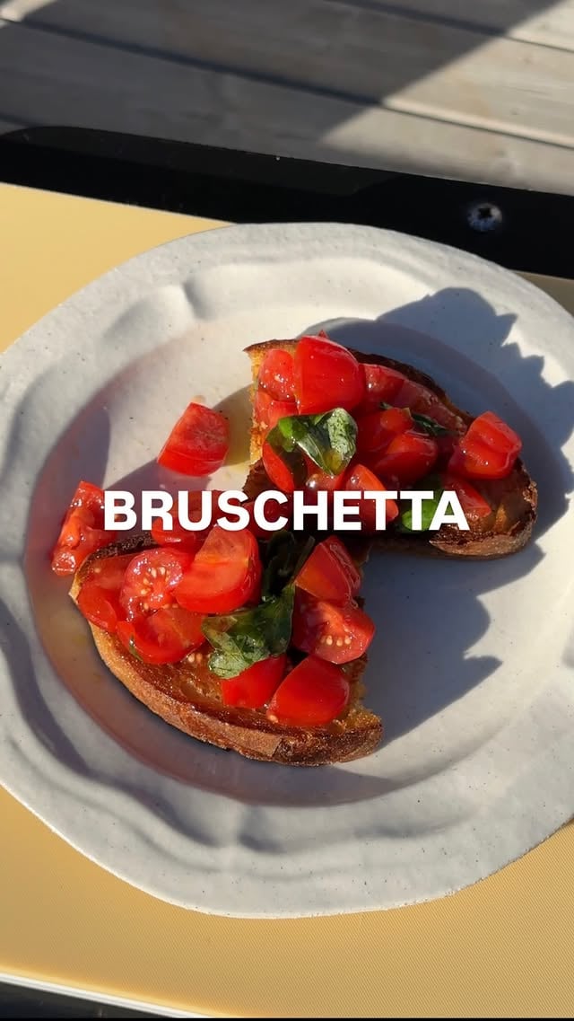Bruschetta! Otroligt gott och underskattat enligt mig. Råvarorna är nyckeln här. Helt vanliga kvisttomater på ICA kommer tyvärr inte att göra jobbet. Perfekt att bjuda som på snack och tilltugg för helgens middagar. Laga nu❤️🍅Recept:- Tomater (jag gillar körsbärstomater). - Olivolja, gärna en god sådan - Smör - Basilika - Bröd- Salt & svartpeppar 1. Kvarta dina tomater och blanda med en smashad vitlöksklyfta, basilika, salt, svartpeppar & olivolja. Smaka av och låt sedan dra. Ska du förbereda inför middag så går det bra att ha i kylen men ta förmanat va 20 min innan servering. Kalla tomater är aldrig lika gott.2. Värm på en stekpannan på medelhög värme med en skvätt olivolja. ”gnugga” brödskivorna i olja så hela skivan blir täckt med fett. Addera smör i pannan och efter ett par minuter. 3. Gnugga gärna skivorna med en halv vitlöksklyfta per skiva. Ger extra god smak! Trevlig helg!🍅 by @flippcohen