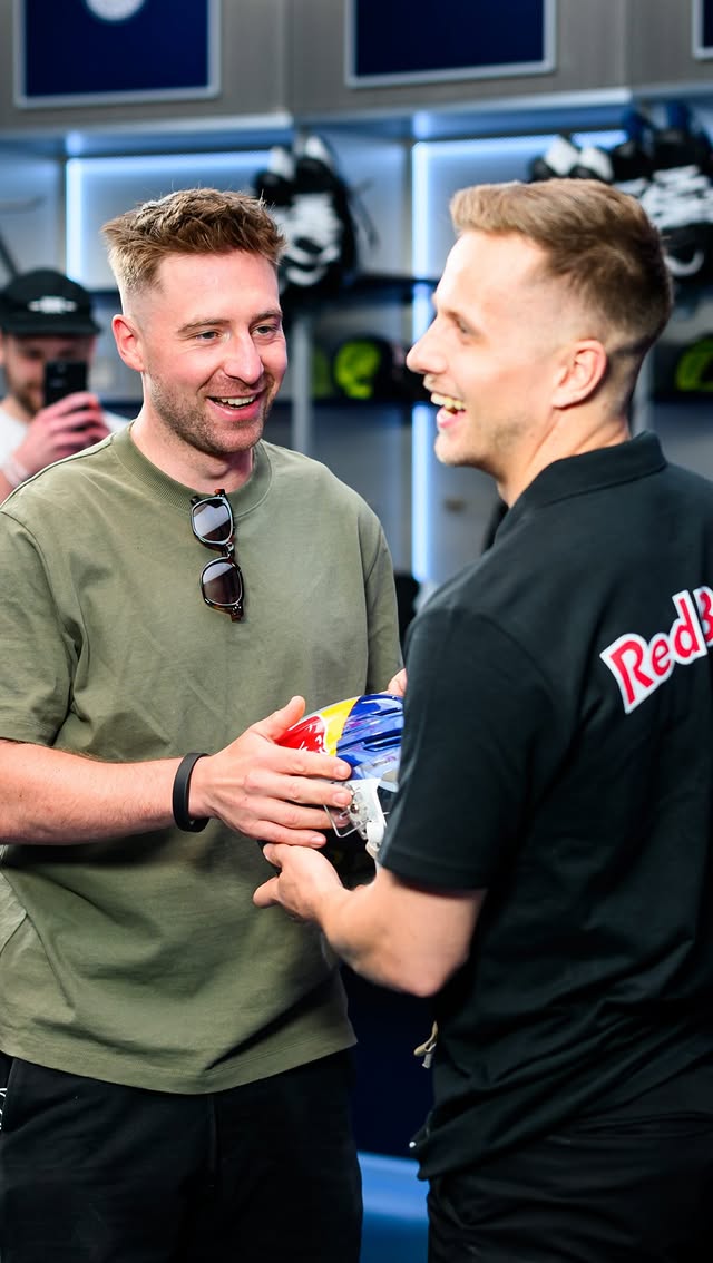 Ob @maxikastner überrascht war? 🥹 So hat unsere #93 übrigens von unserem neuesten Transfer erfahren und @dkahun21 hat wirklich nichts gesagt 😅#redbulls #hockey #kahun #kastner by @redbullmuenchen
