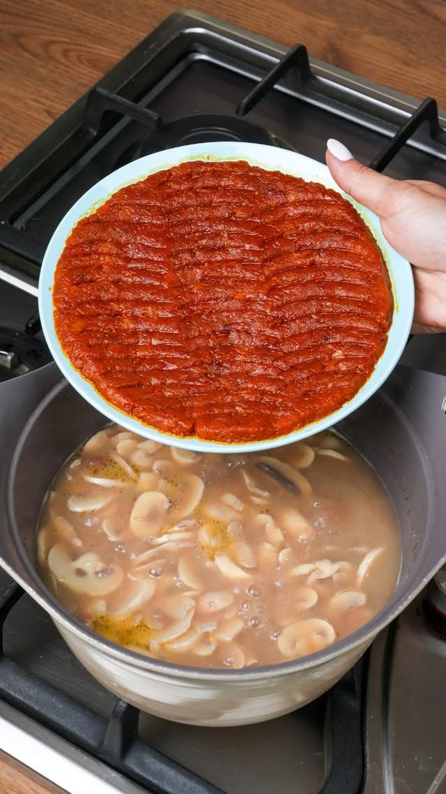 شما خوراک لوبیا رو چجوری میپزید؟ @cook.mag✅مواد لازم: لوبیا چیتی یک لیوانسیب زمینی متوسط یک عدد پیاز رنده شده یک عددادویه‌ها( نمک فلفل سیاه فلفل قرمز زردچوبه پودر سیر پاپریکا گلپر)رب گوجه فرنگی ۳ قاشق غذاخوریکره ۲۰ گرمقارچ ۲۰۰ گرم نکات :✅️لوبیا رو از قبل خیس کنید.✅️ ۱۰ دقیقه زمان بدید تا جا بیفته.✅حتما سیب زمینی رو جدا پوره کنید.@cook.mag#خوراک#خوراک_لوبیا#غذای_ایرانی#غذا_ایرانی#غذای_فوری by @cook.mag