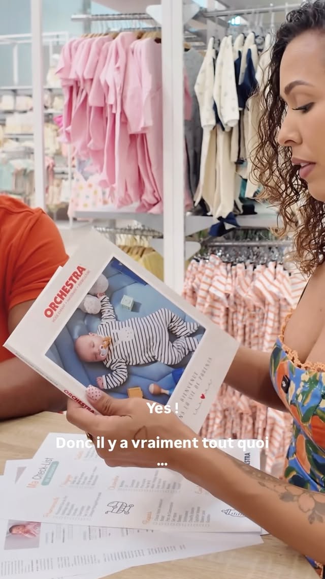 Liste de naissance pour Ti Coco 💚✨ Plein de beaux projets arrivent avec @orchestraantillesguyane … et celui-ci en fait clairement partie 🤍Avant la Gender Reveal nous avons préparés notre liste de naissance avec @orchestraantillesguyane (oui, team organisation ici 😄) et franchement ça m’a fait un bien fou de tout anticiper pour l’arrivée de bébé.J’évolue et mon contenu aussi… future maman, prof de danse, créatrice de contenu … un nouveau rythme à trouver, mais surtout beaucoup de bonheur à venir 💃🏽.Merci à @orchestraantillesguyane pour cet accompagnement si rassurant et bienveillant 💚 je me sens déjà beaucoup plus sereine pour la suite. Et dites-moi… c’est quoi VOTRE indispensable pour bébé ?🎉 CONCOURS FÊTE DES MÈRES 🎉Jeu concours valable Guadeloupe et Martinique.Tentez de remporter un bon d’achat de 250 € chez Orchestra 🛍️✨Pour participer :✔️ Aime ce réel.✔️ Suivre @orchestraantillesguyane et moi-même.✔️ ⚠️ Avoir son compte Instagram en public ( pour vérification ).✔️ Laisser un joli commentaire sous ce réel en identifiant 2 personnes.✔️ Partager ce réel dans ta story en nous identifiant ( @orchestraantillesguyane et moi-même )#📅 Tirage au sort Samedi 6 Juin.Ps: Le concours est lancé pour la Fête des Mères MAIS hommes et femmes peuvent participer ❤️Bonne chance 🍀 #lifestyle #pregnant #guadeloupe partenariat love by @mathilda_crampon