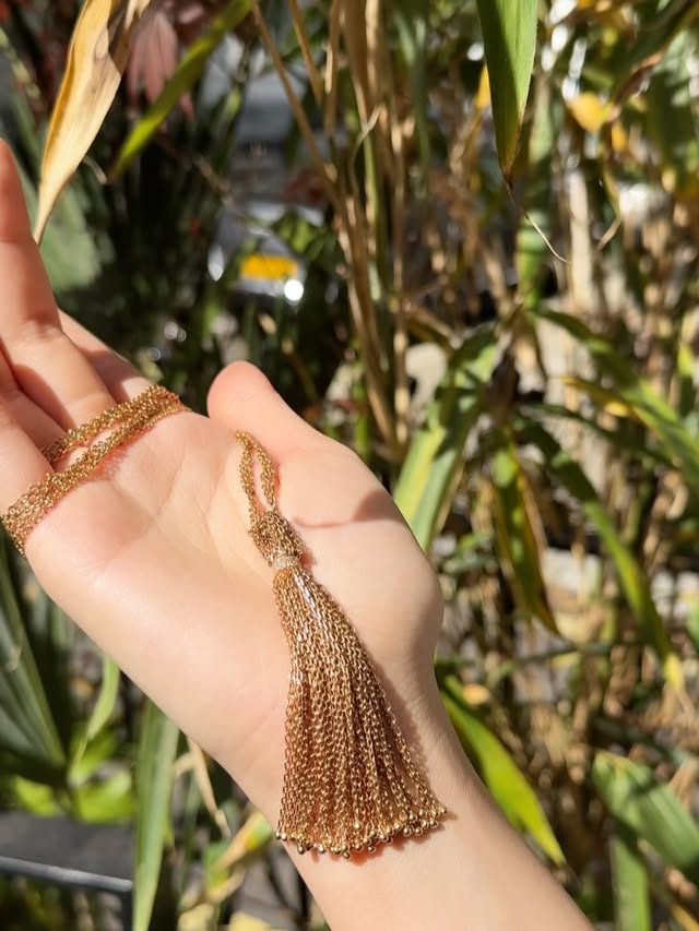 ✨TASSLE ✨ Woven #gold chain leading to a satisfyingly thick cluster of chains held together by a #ring of #diamonds. Tactile and playful ✨ by @solangeazagury