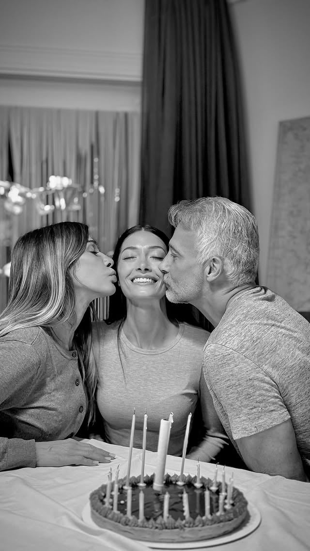 Este 1ero de Junio nació mi Titi @tizianasabatinif hermosa. 🎂✨

Hace 27 años llegaste a nuestras vidas para llenarla de amor, de risas, de aprendizajes y de esa luz tan especial que llevás a donde vas. Mi maraquita, la más chiquita de la casa, pero también una de las personas más fuertes, capaces e independientes que conozco.

Me siento profundamente orgullosa de la mujer en la que te has convertido. De tu coherencia, de tu enorme corazón, de la forma en que enfrentás cada desafío, de la amiga maravillosa que eres y de la pasión con la que construís tu camino.

Gracias por todos estos años juntas aguantando a tu mami, más grande jijiji y a tu papá también 😳🤦🏽‍♀️ por tantas conversaciones, tantos abrazos, tantas enseñanzas. Gracias por ser muchas veces mi cable a tierra y por recordarme, incluso sin darte cuenta, lo importante que es vivir con autenticidad y amor.

Deseo que esta nueva vuelta al sol te regale todo lo que soñás y mucho más. Que nunca te falten motivos para sonreír, personas que te quieran bonito y alas para seguir llegando tan lejos como merecés.

Y quiero que sepas algo: así como vos siempre estás para los demás, tu mamá siempre va a estar para vos. Para acompañarte, sostenerte, celebrarte y recordarte que podés con todo, incluso cuando tu misma lo dudes.

Te amo con todo mi corazón. Que te mimen siempre, que te llenen de abrazos, de amor y de felicidad, porque nadie se lo merece más que tú 

¡Feliz cumpleaños, mi pequeña por siempre! ❤️ te amo @tizianasabatinif 💫🤍