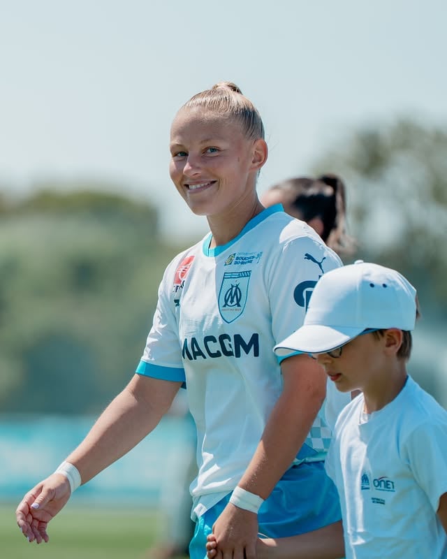 𝑴𝒆𝒓𝒄𝒊 𝑨𝒖𝒓𝒐𝒓𝒆 🫡🪖Arrivée à l’été 2024, la milieu de terrain aura su mettre son expérience au service du collectif pour mener les Marseillaises vers le titre de Seconde Ligue.Éloignée des terrains pendant sa seconde saison à la suite d’une importante blessure, notre numéro 6️⃣ aura réussi à terminer la saison avec ses coéquipières, à force d’abnégation et de courage.L’OM lui souhaite le meilleur pour la suite de sa carrière. 🫶 by @omfeminines
