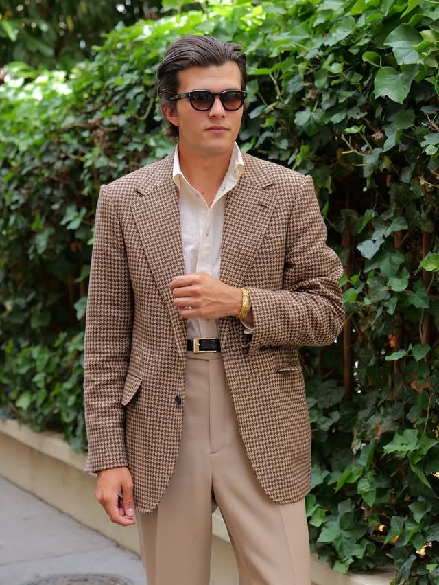 1970s are SO BACK 🔥

🇫🇷 Aujourd’hui j’étais à fond 1970s ! Avec des couleurs beige / marron / or. Je trouve que ça marche super bien ! 🙂‍↕️
Je vous laisse admirer cette Vacheron Constantin basket weave dispo chez @cyclopewatches ÉNORME BANGER 🔥
Et avec tout ça, ma nouvelle chemise western made in France par @frimaire.paris 😍 (produit offert)
Tenue validée ? 👀

🇬🇧 Today I was all about the 1970s! With beige / brown / gold colours. I think it works really well! 🙂‍↕️
I’ll leave you to admire this Vacheron Constantin basket weave available from @cyclopewatches HUGE BANGER 🔥
And with all that, my new made in France western shirt by @frimaire.paris 😍 (gifted)
Do you like the fit? 👀

#1970sfashion#vintage#summerinspo#classicstyle#watches