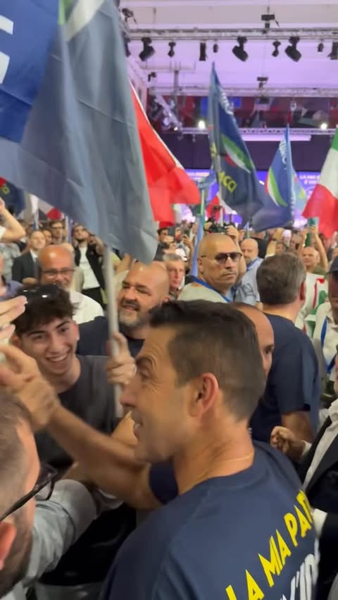 ROMA HA RISPOSTO PRESENTE. 🇮🇹
Sala gremita, tantissimi giovani, entusiasmo contagioso e un’organizzazione impeccabile.
L’evento di oggi con Roberto Vannacci ha dimostrato ancora una volta che esiste un popolo che non si rassegna, che vuole partecipare e che crede in un futuro diverso per l’Italia. A Roma abbiamo visto volti, idee, passione e voglia di costruire. 
Mentre qualcuno continua a parlare nei palazzi, noi continuiamo a riempire le sale con persone vere.
Ogni incontro conferma una realtà sempre più evidente: Futuro Nazionale cresce, si radica nei territori e coinvolge sempre più cittadini, soprattutto giovani. 
Grazie a tutti coloro che hanno partecipato, agli organizzatori, ai volontari e a chi ogni giorno dedica tempo, energie e passione a questo progetto.
Avanti senza paura.
Il futuro non si aspetta. Si costruisce.