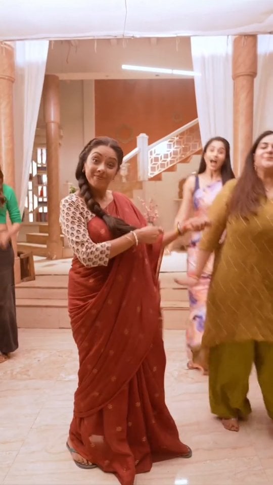 The camera wasn't rolling... but we were! 😂💃🕺#anupamaa #ReelLife #ᴛʀᴇɴᴅɪɴɢʀᴇᴇʟs #mastitime by @rupaliganguly