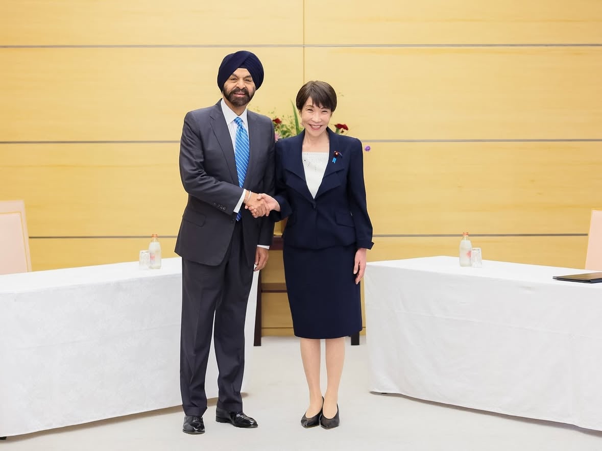 今朝、昨年12月にも来日されたアジェイ・バンガ世界銀行グループ総裁（Mr. Ajay Banga, President, World Bank Group）が、再び官邸を訪ねて下さいました。私からは、途上国の開発における日本企業等との連携強化を通じた日本の技術や知見の活用への期待を述べました。また、途上国との重要鉱物分野のサプライチェーンに必要なインフラ整備や企業投資を促進する案件形成における世銀と日本の連携関係の強化や、私が4月に発表した「アジア・エネルギー・資源供給強靱化パートナーシップ」（POWERR Asia）における世銀との協力枠組「DRIVE」の創設に対する歓迎の意を表しました。更に、世界銀行グループにおける日本人職員数の更なる増加や幹部職員への登用への期待を述べました。これに対し、バンガ総裁からは、それぞれの分野における日本のリーダーシップへの謝意を述べられた上で、重要鉱物サプライチェーン分野及びエネルギー安全保障における強固なパートナーシップを更に推進していきたい旨のご発言がありました。また、世界銀行グループにおける日本人職員の更なる増加について、今後も着実に対応していくということで、嬉しく存じました。 by @takaichi_sanae