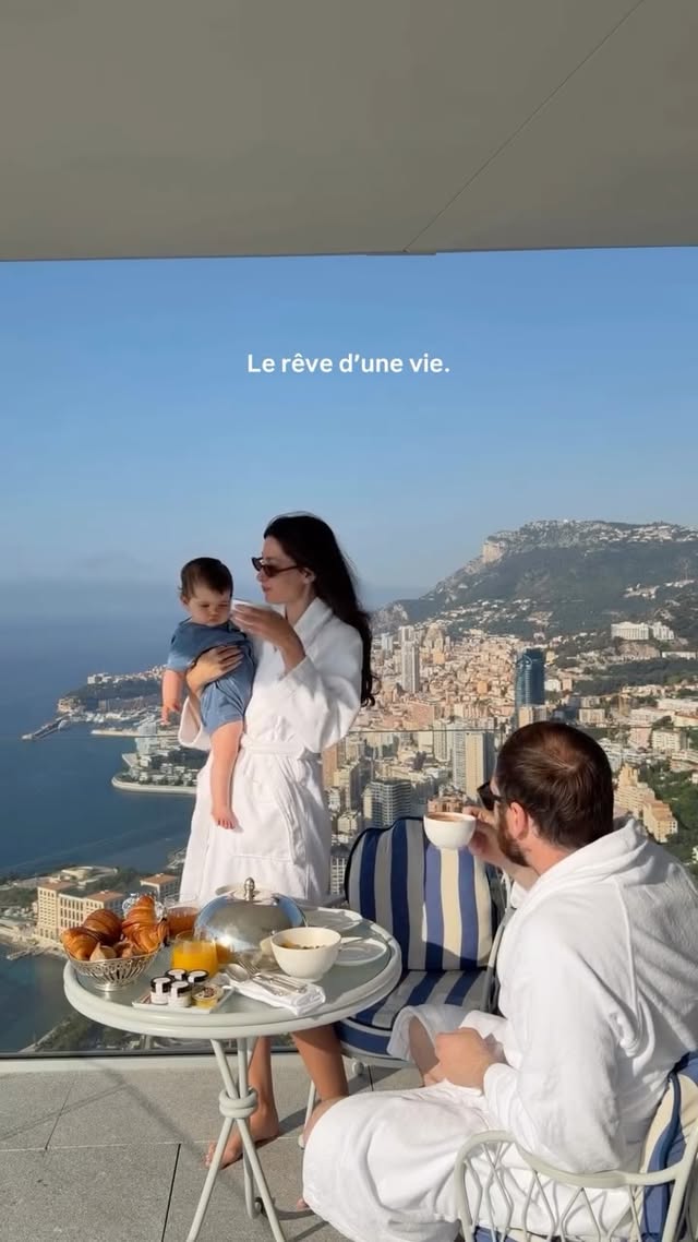 Tout ce dont j’ai toujours rêvé : un mari incroyable, une petite fille merveilleuse et une vie au bord de l’eau. 🙏🏼💙 Merci à @themaybourneriviera pour l’invitation. #familytime #lifegoal #babygirl #motherdaughterlove by @paola.ambre